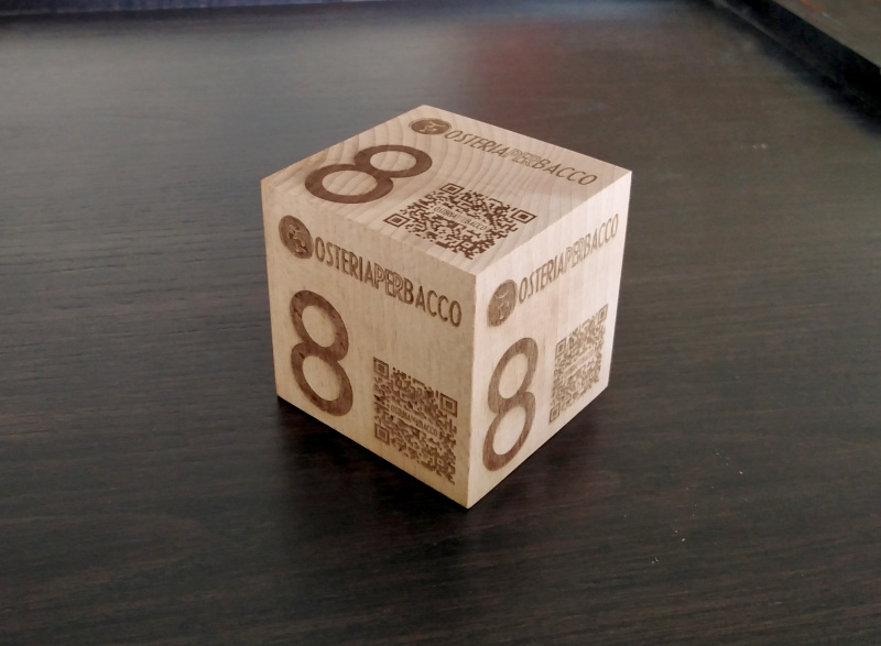qr code incisione laser cubo legno